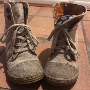 Blowfish Size 6 Beige Wedge Shoe